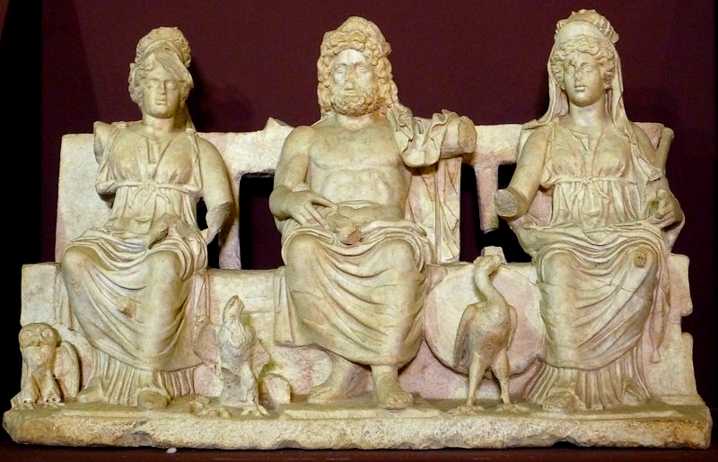 Uni, Tina és Menrva: az etruszk szentháromság. Kép forrása: franceculture.fr