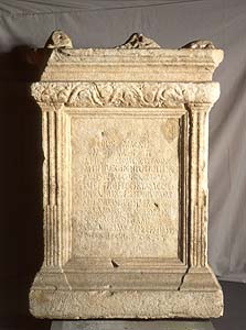 Kübelének és Attisznak szentelt oltár. Attisz szent fenyőfájával, egy bikával és egy kossal díszítették. A felszentelés pontos dátuma is fel van vésve rá római naptár szerint: i.sz. 374. július 19. Kép forrása